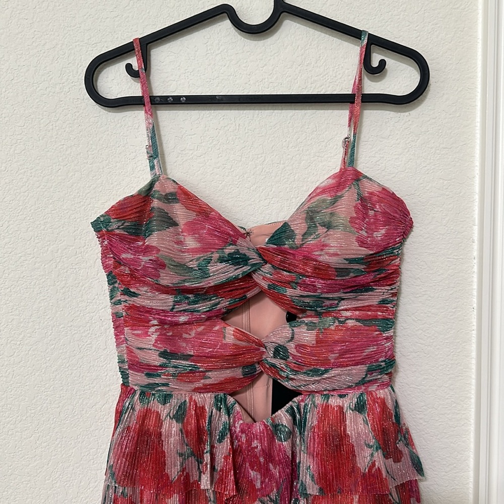 NWT Gianni Bini
Grace Plisse Floral Print Sweetheart Neck Cut-Out Tiered Dress - Picture 5 of 12